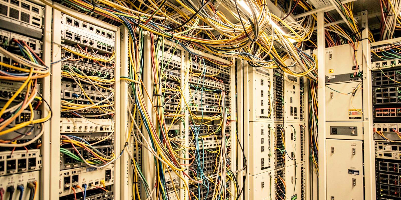 Network switch panels with dense structured cabling